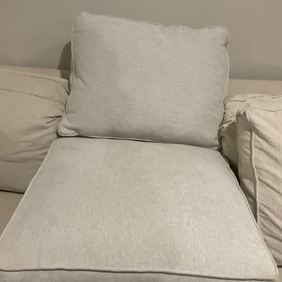 ARHAUS DUNE THREE PIECE CHAISE SECTIONAL, CENTRAL SEAT CUSHION, SNOW. - Picture 8 of 10